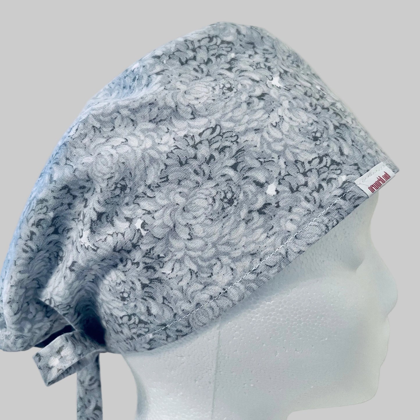 Light Gray Floral Scrub Cap – Soft Neutral Flower Print – Tie Back Surgical Cap for Nurses