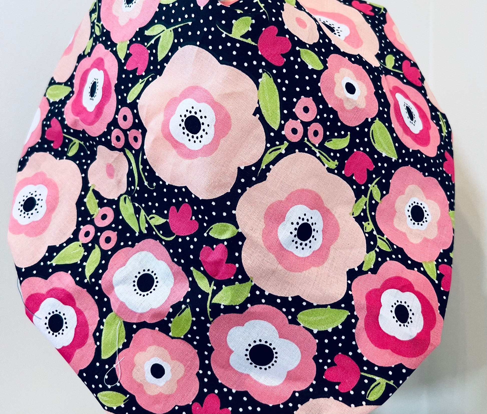 Bouffant - Pink flowers with polka dots