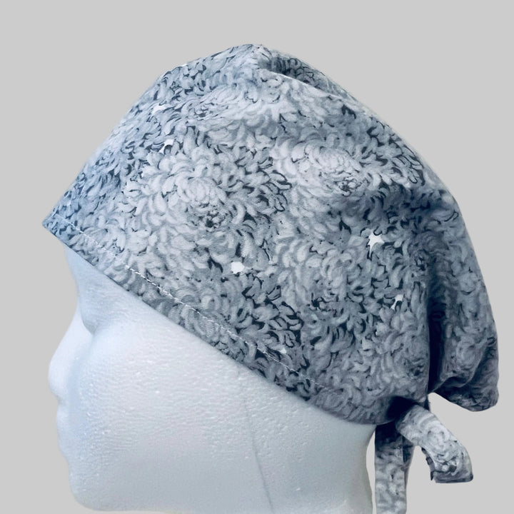 Light Gray Floral Scrub Cap – Soft Neutral Flower Print – Tie Back Surgical Cap for Nurses