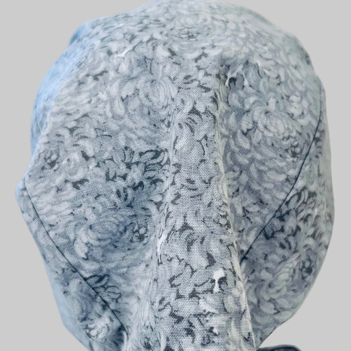 Light Gray Floral Scrub Cap – Soft Neutral Flower Print – Tie Back Surgical Cap for Nurses