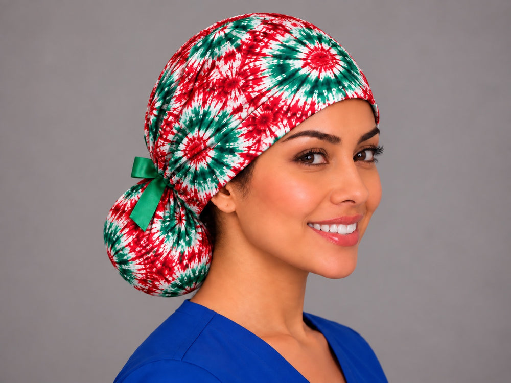 Christmas tie-dye scrub cap for long hair, right three-quarter view, gorro quirúrgico rojo, verde y blanco, handmade in USA