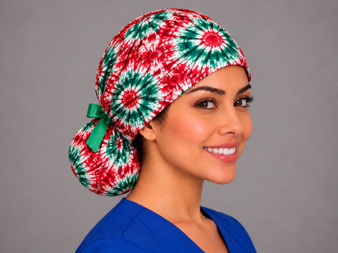 Christmas tie-dye scrub cap for long hair, right three-quarter view, gorro quirúrgico rojo, verde y blanco, handmade in USA