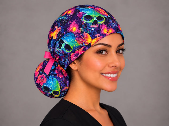 Día de los Muertos ponytail scrub cap, right three-quarter view, gorro quirúrgico de cola de caballo con calaveras neón