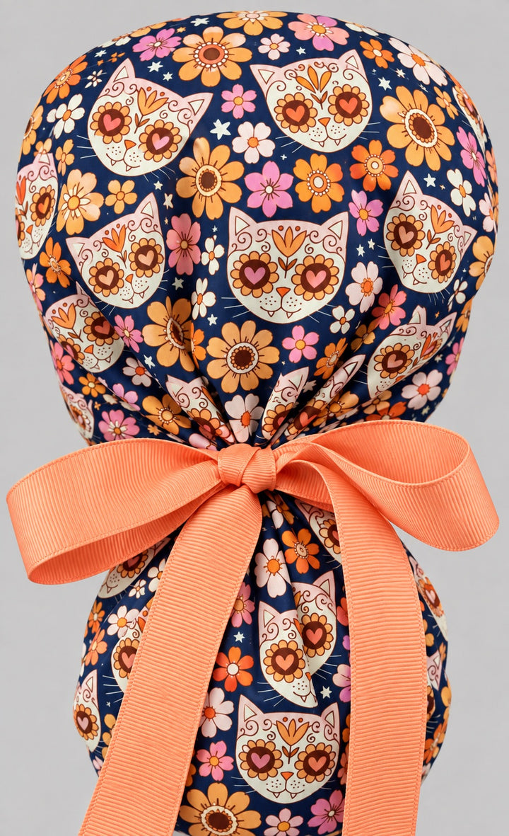 Back of the sugar skull kitty ponytail cap, coral grosgrain ribbon tied in a bow above the gathered pouch, gorro quirúrgico de gatos