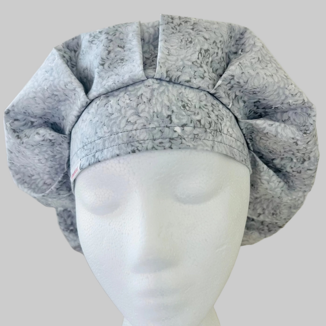 Light Gray Floral Bouffant Scrub Cap – Soft Neutral Flower Print – Adjustable Surgical Cap for Long Hai