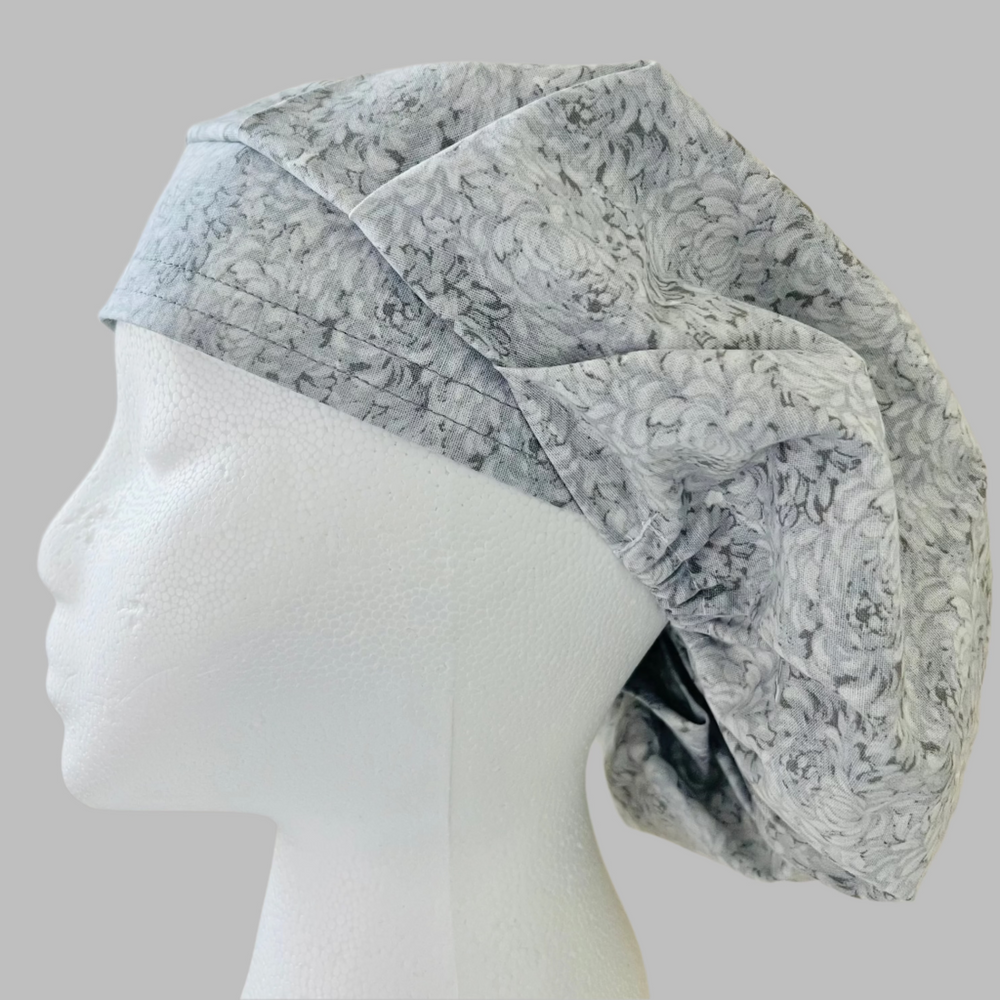 Light Gray Floral Bouffant Scrub Cap – Soft Neutral Flower Print – Adjustable Surgical Cap for Long Hai