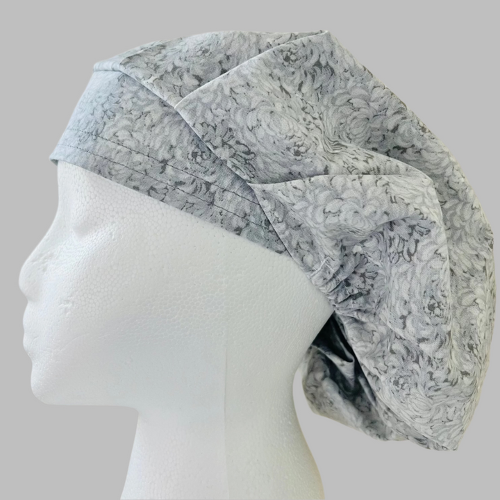 Light Gray Floral Bouffant Scrub Cap – Soft Neutral Flower Print – Adjustable Surgical Cap for Long Hai