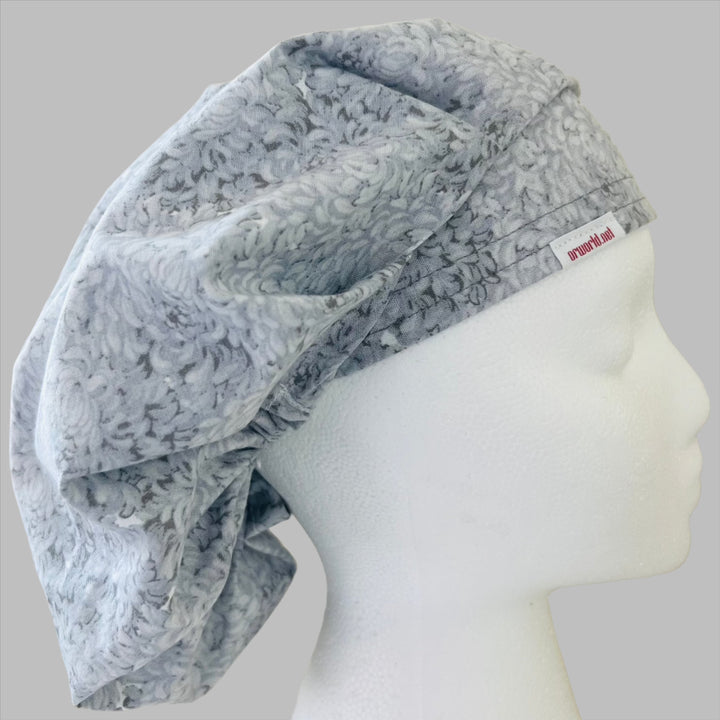 Light Gray Floral Bouffant Scrub Cap – Soft Neutral Flower Print – Adjustable Surgical Cap for Long Hai